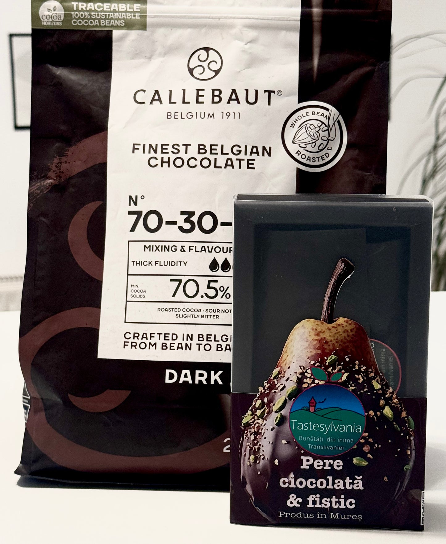 Pere deshidratate, în ciocolată belgiană 70,5% cacao și fistic 150G